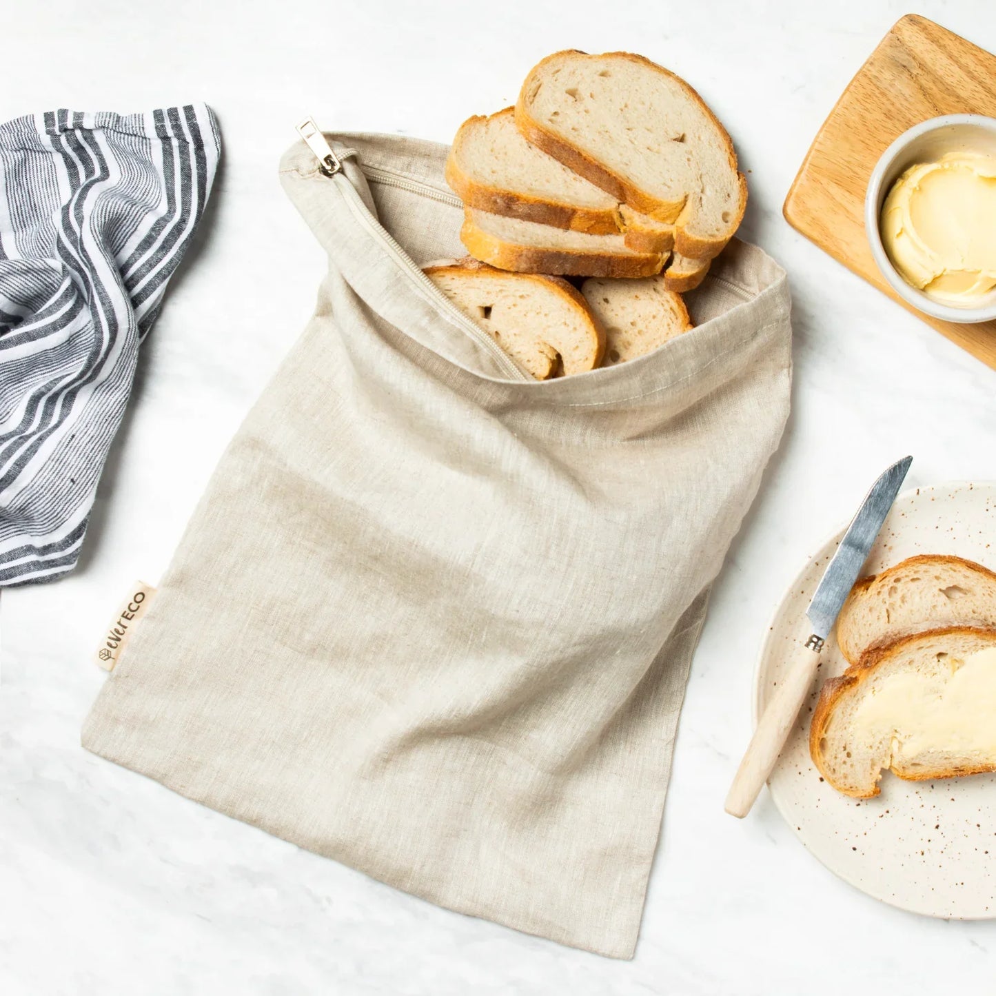 Eco-friendly linen bread bag with zipper closure, made from natural French flax for optimal bread storage.
