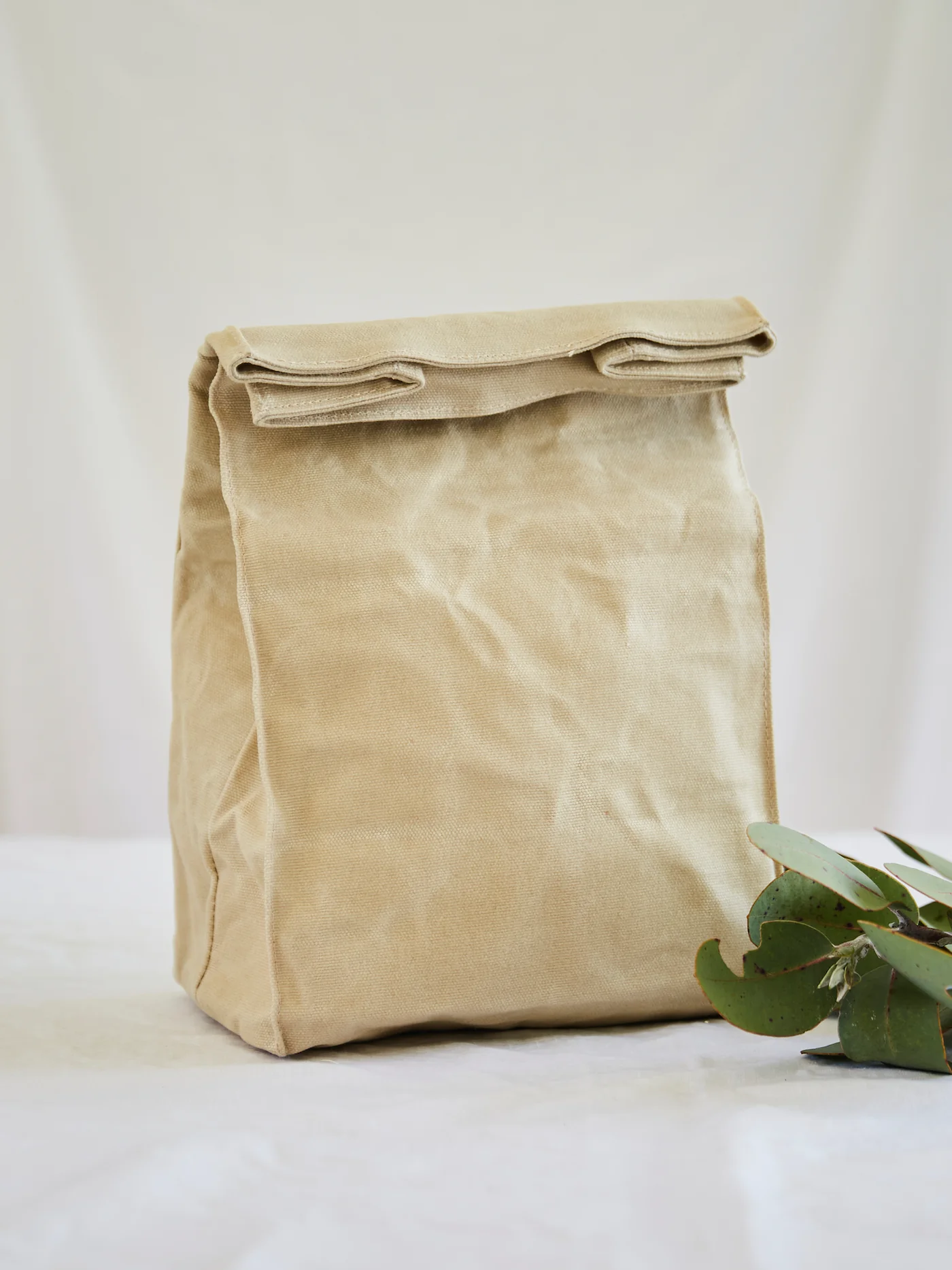 Conscious Store insulated waxed cotton linen lunch bag, waterproof and durable.