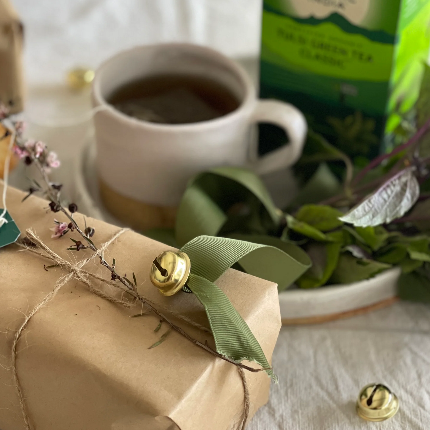 Organic India - Tulsi Green TeaA harmonious blend of Tulsi and green tea, Tulsi Green tea is simply accented with an aromatic lemon flavour lift from Tulsi. This wonderful flavour combination provOrganic India