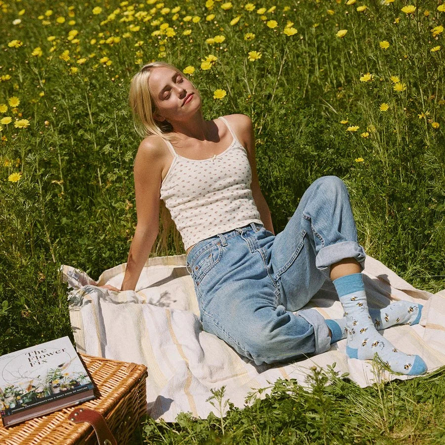 Conscious Step - Pair: Socks that protect Bees