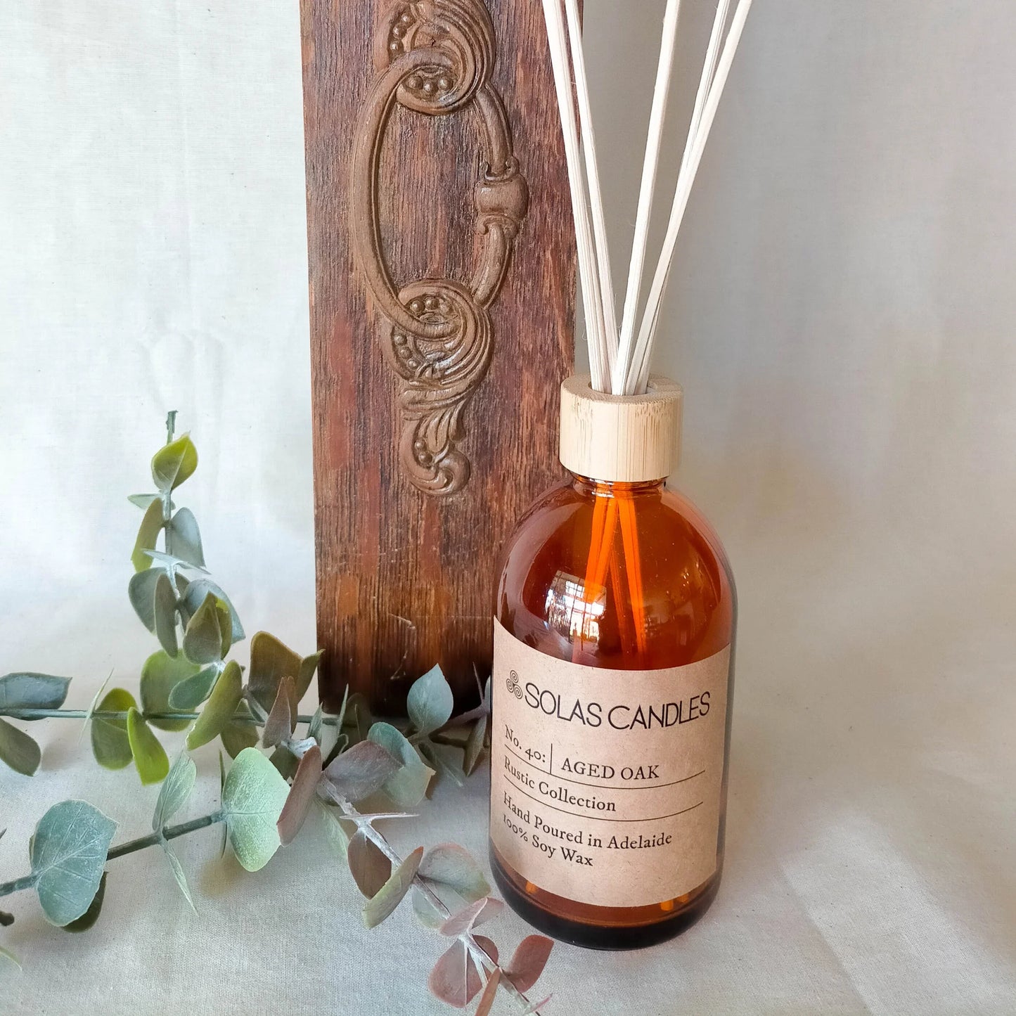 Solas Candles Rustic Collection No.40 Aged Oak diffuser with bourbon and rosewood scent, featuring cedar, caramel, and vanilla notes.