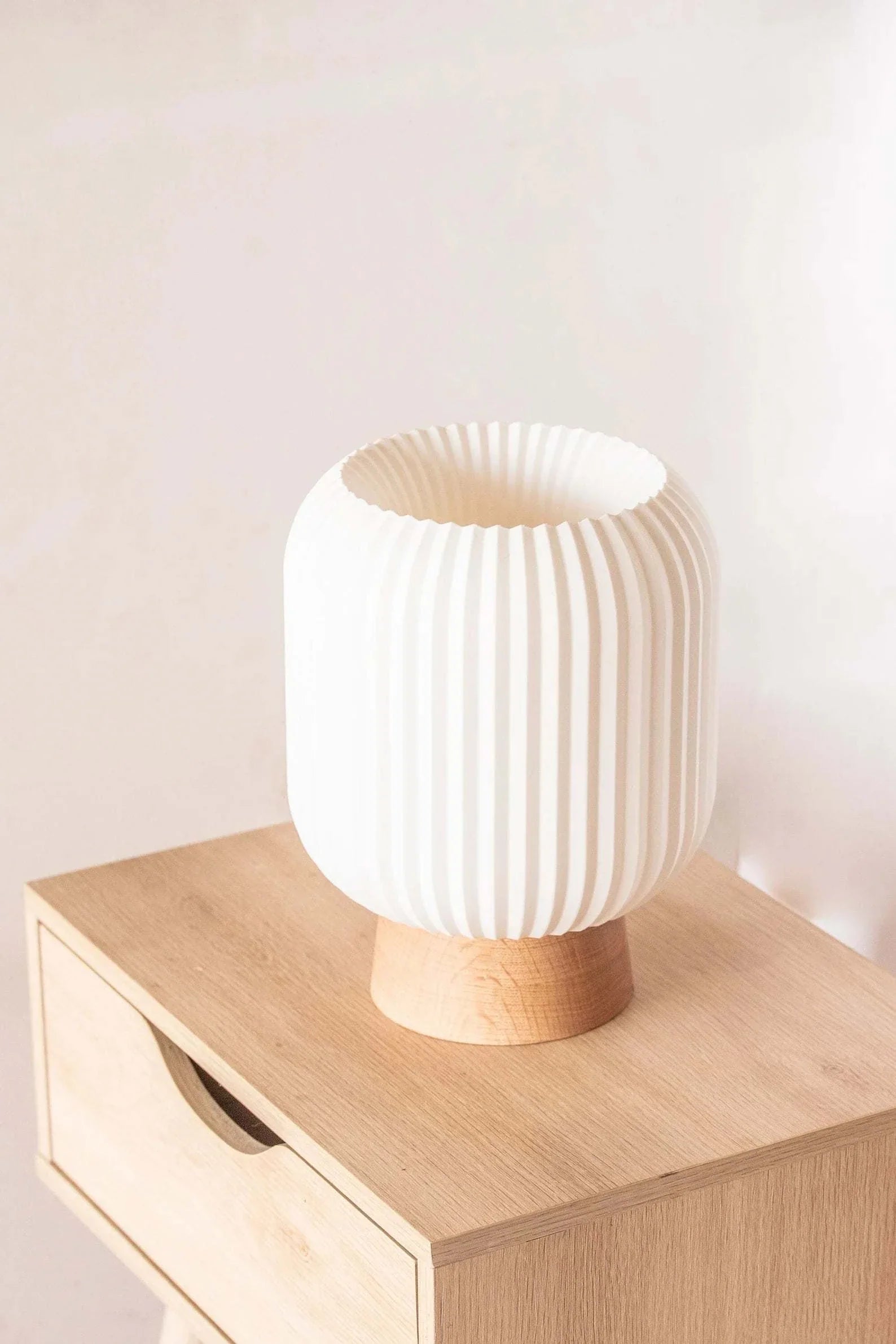 VividdDesign KUMO table lamp with oak base and biodegradable PLA shade.