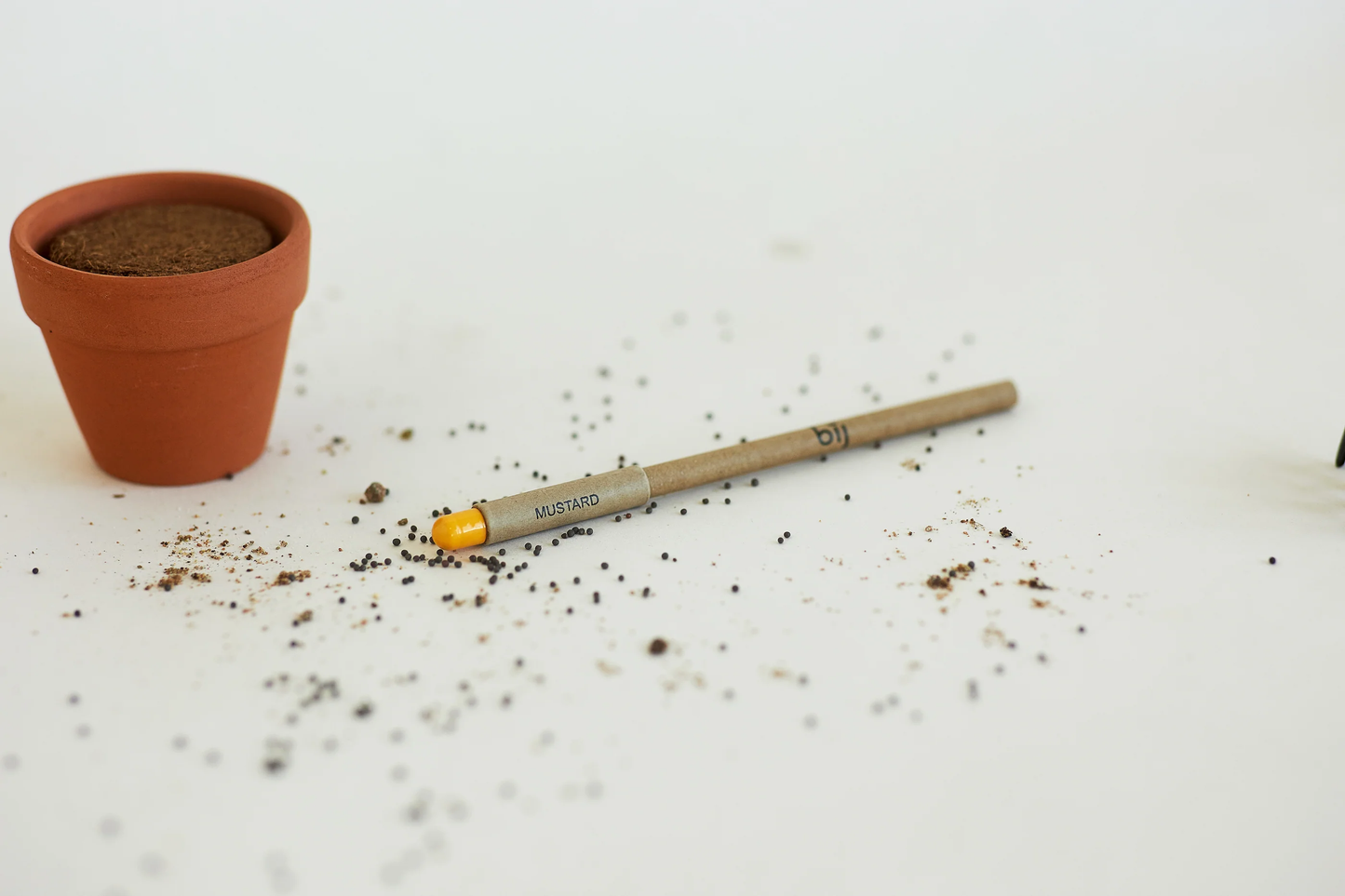 Left-Handesign | Plantable  BĪJ Pen, Mustard Yellow Tip